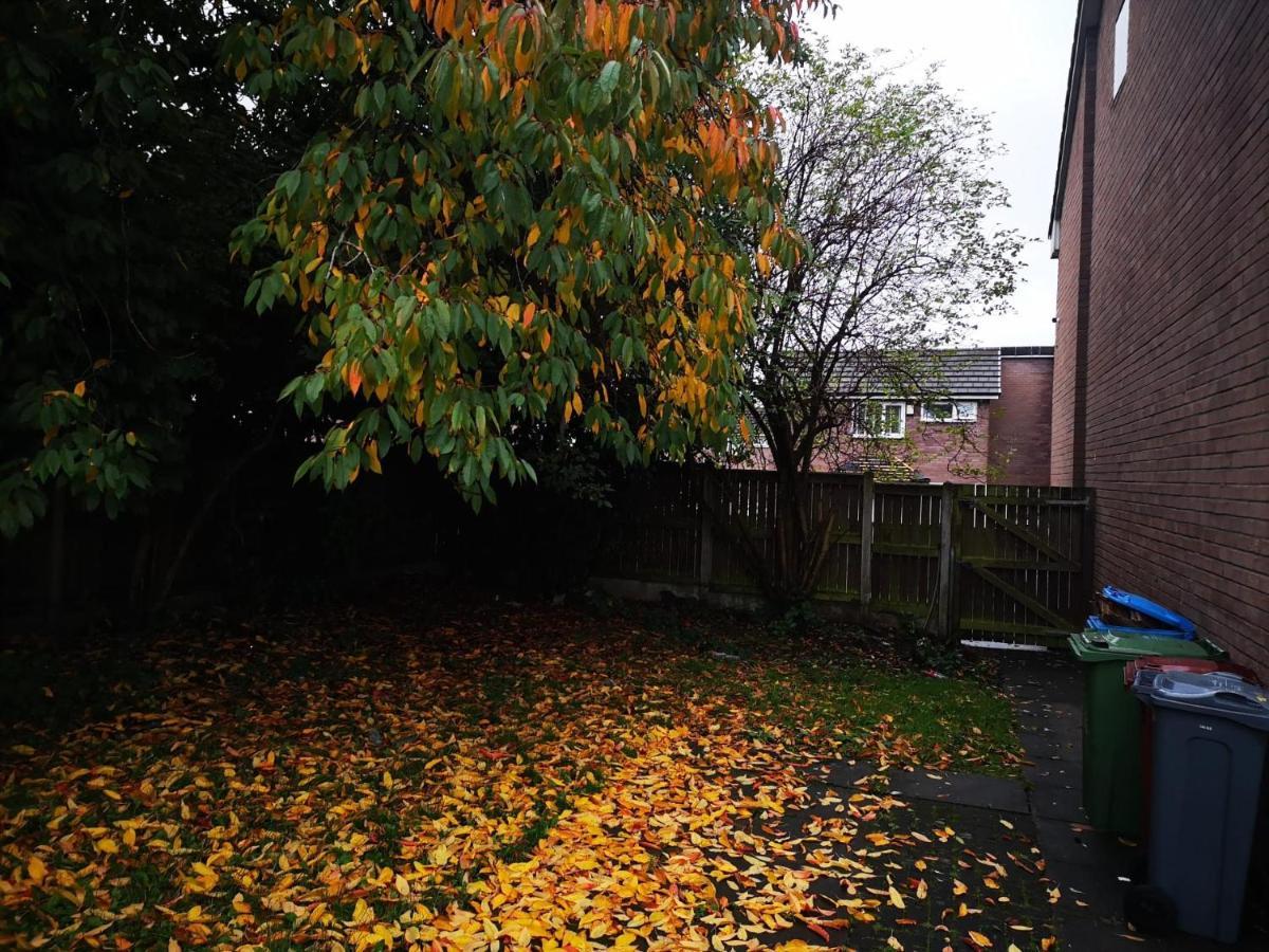 Nice Residential Within Easy Reach Of Town Manchester Exterior photo